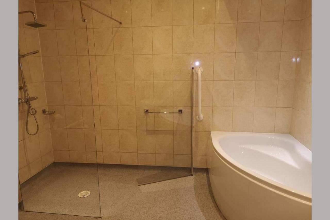 The R Inn Hotel Desborough 外观 照片