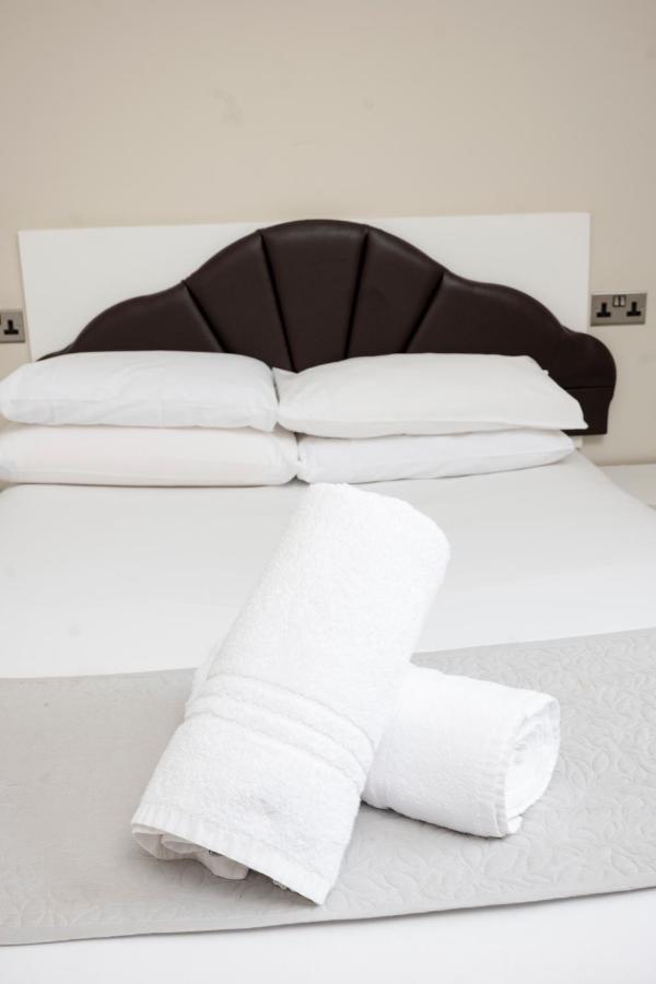 The R Inn Hotel Desborough 外观 照片