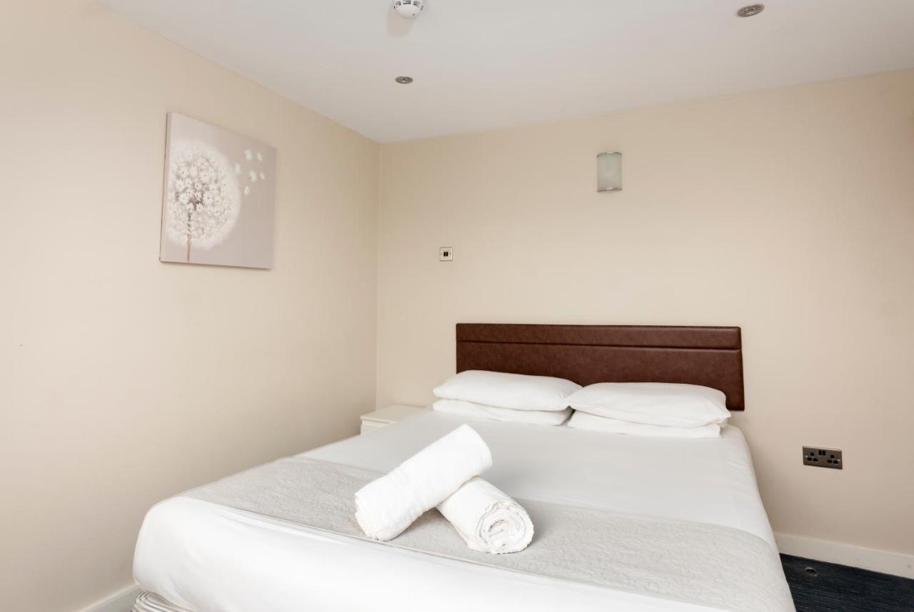 The R Inn Hotel Desborough 外观 照片