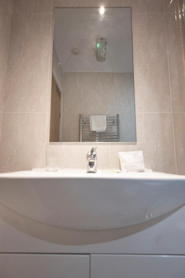 The R Inn Hotel Desborough 外观 照片