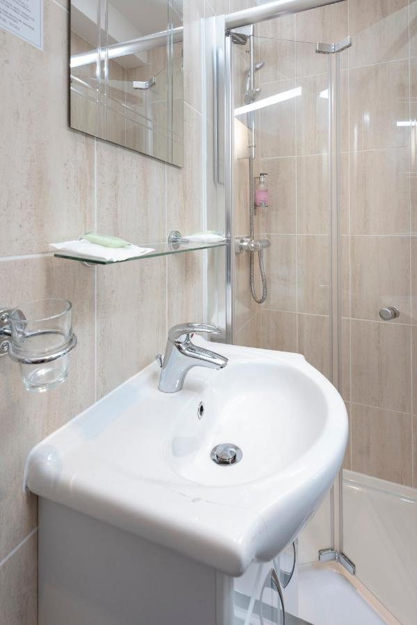 The R Inn Hotel Desborough 外观 照片