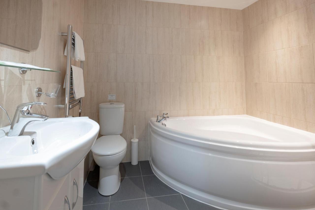 The R Inn Hotel Desborough 外观 照片
