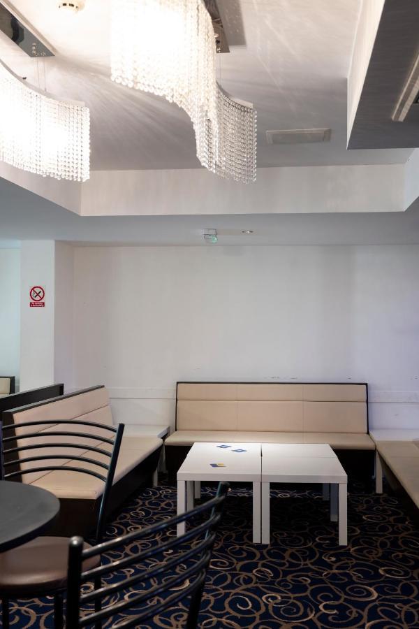 The R Inn Hotel Desborough 外观 照片